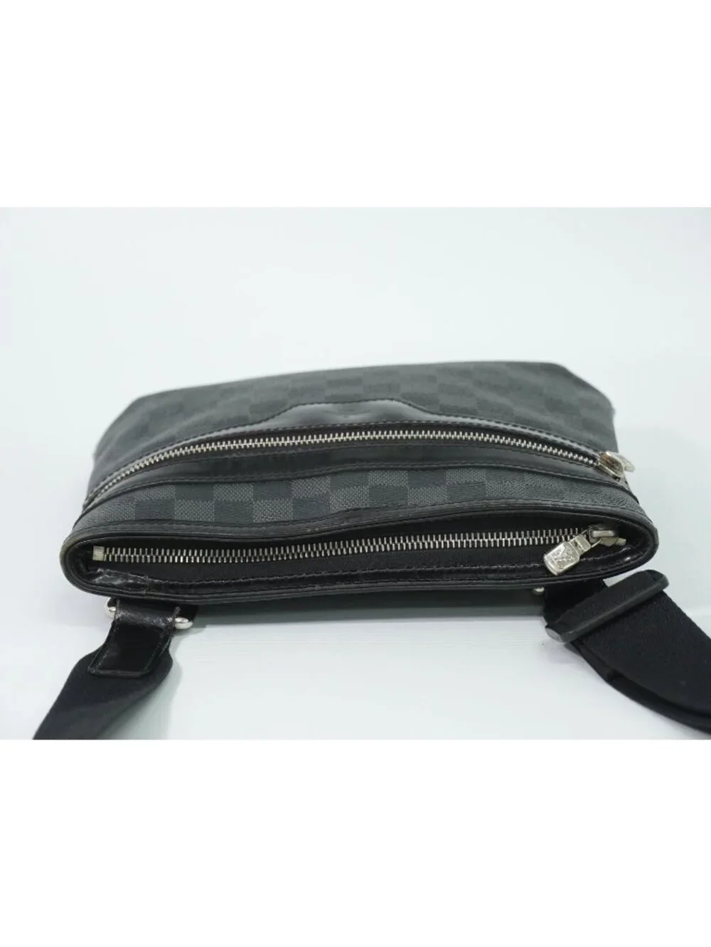 Louis Vuitton LV Thomas Damier Graphite Shoulder Bag Pochette Black Gray